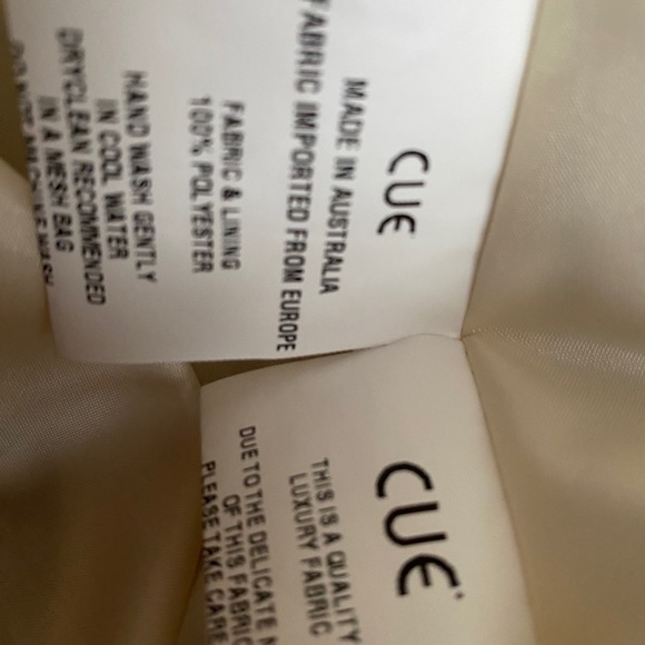 Cue OffWhite and Floral Zip Front Dress - Picture 6 of 7